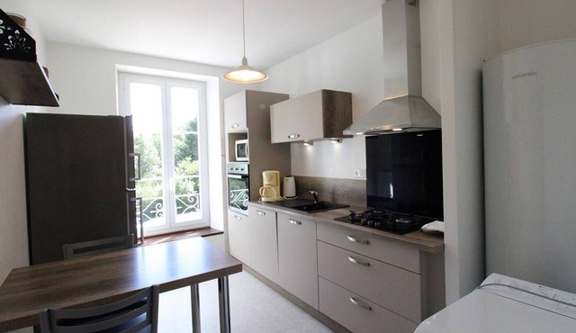 Charming 2-BR Cottage near Lake with Wi-Fi, BBQ, Pet-Friendly