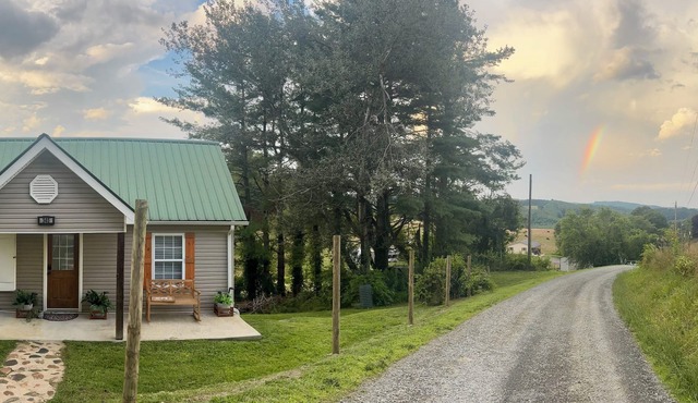Charming 2-BR cottage in Galax with WiFi, AC. Close to Blue Ridge Parkway