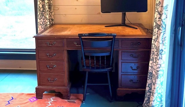 Charming 2-BR cottage in wonderful Lyme w/AC + Gas Fireplace, private deck