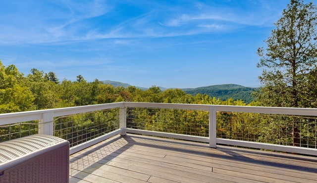 Charming 2 BR home with Stunning Views from outdoor deck