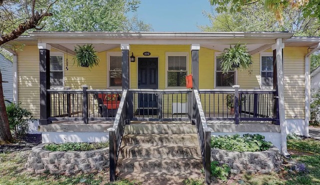 Charming 2 BR house in Old Hickory Village, a short walk from the lake road