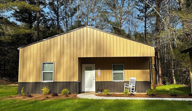 Charming 2-BR house in country setting; close to Meridian. Pet friendly/AC/WiFi