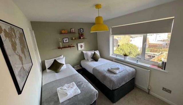 Charming 2-BR House offering WIFI, Parking and a Garden | On Site Stays Welling