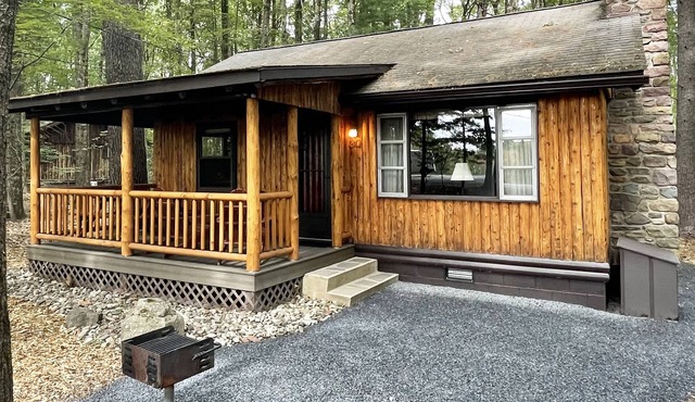 Charming 2 BR Log Cabin in the Poconos