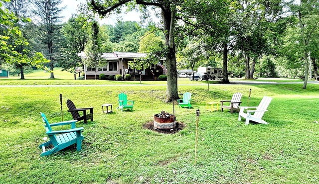 Charming 2 BR, minutes from Audra State Park & nestled on Buckhannon River.