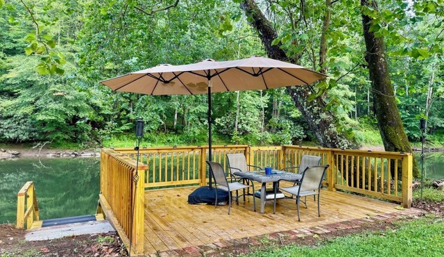 Charming 2 BR, nestled on Buckhannon River, with deck, dock, fire-pit, & kayaks