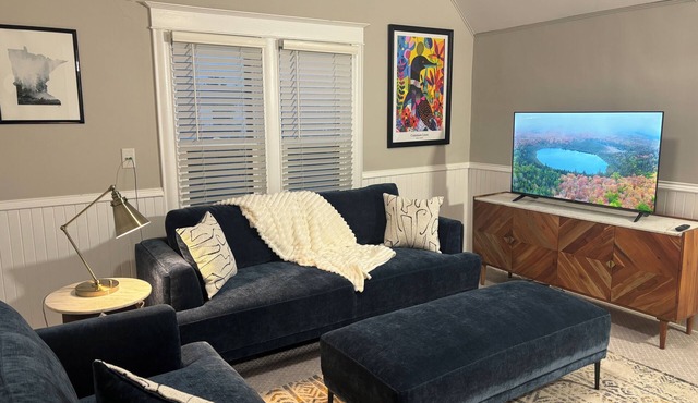 Charming 2 BR Top Floor Retreat in NE Mpls Arts District!