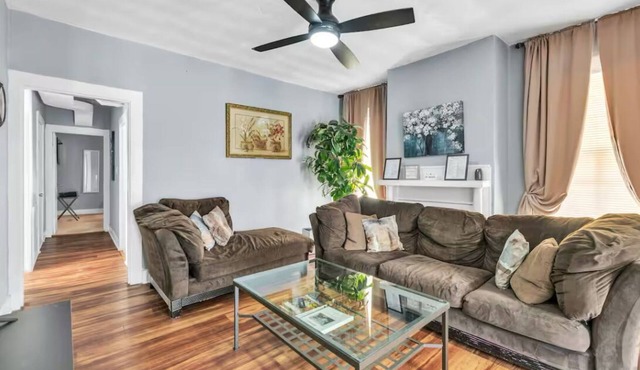 Charming 2 BR vintage duplex upstairs apartment in Historic Portsmouth AC & WIFI