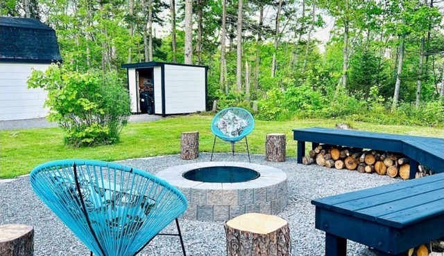 Charming 2-BR with Hot tub, AC, WIFI, firepit and only 5 min walk from beach