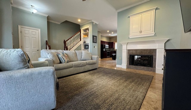 Charming 2 brd townhome with private 2 car garage in marvelous downtown Memphis