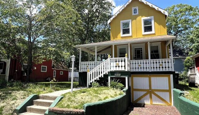 Charming 2-BRM Cottage in Tranquil Island Heights - Steps from the River