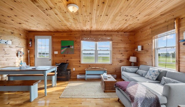 Charming 2-Bed Coastal Retreat with Bunkhouse and Beach Access