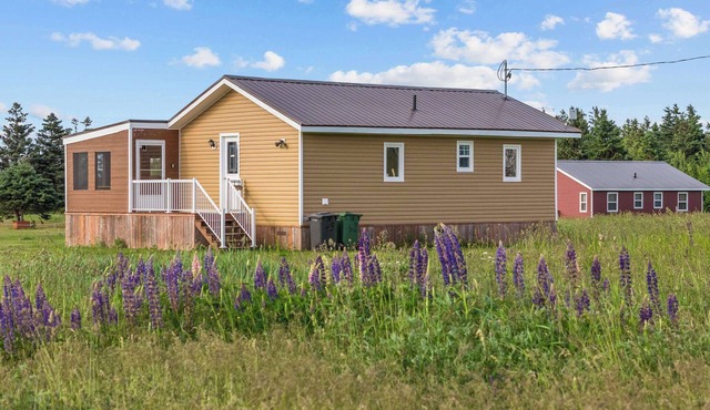 Charming 2-Bed Cottage in Savage Harbour with Beach & Enclosed Sunroom