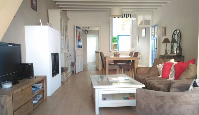 Charming 2-Bedroom Townhouse Near Beach with Garden, Terrace & WiFi
