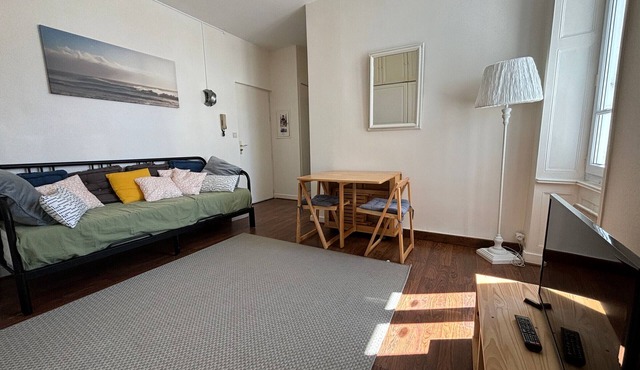 Charming 2-Star Apartment for 4, Downtown and Close to Beach