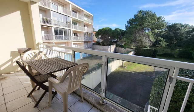 Charming 2-Bedroom Apartment with Balcony and Garage, Near Beach and Shops