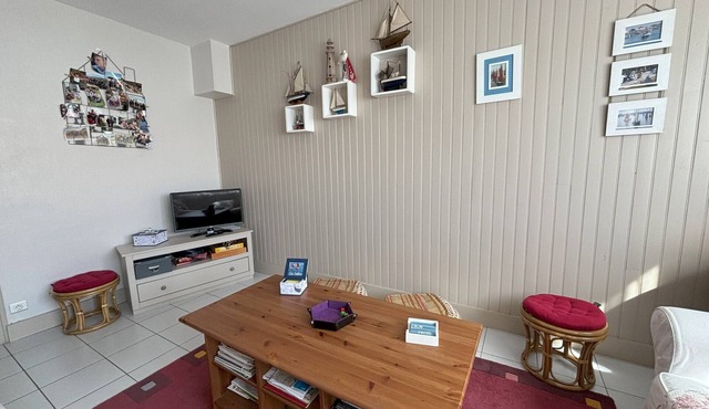 Charming 2-Bedroom House with Garden Near Beach and Port Olona