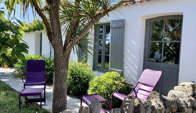 Charming 2-Bedroom House, 100m from Beach, Near Port, Wi-Fi, South-Facing Terrace, Sleeps 6