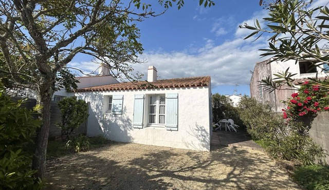 Charming 2-Room House with Terrace, 4 Sleeps, Close to Beach and Shops in Noirmoutier