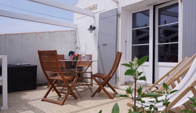 Charming 2-Bed Beach House, 600m from Shops, with Courtyard and Terrace