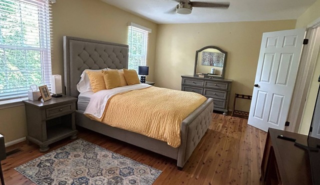 Charming 2 levels guest unit in a house in amazing lake ridge area.