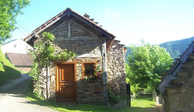 Charming 2*mountain house, tastefully furnished in tranquil hamlet. Garden.