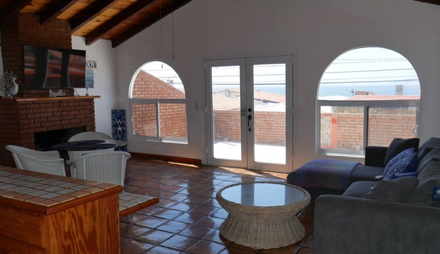 Charming 2-bedroom house with WiFi in San Antonio del Mar