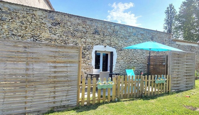 Charming 2-person studio. Access to swimming pool, pets allowed under certain conditions.