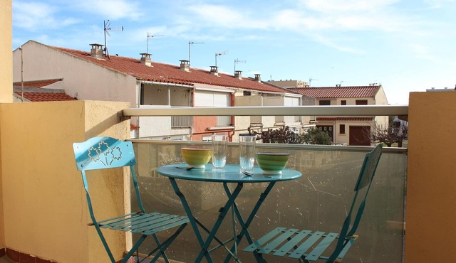 Charming 2-Room Apartment, 250m from Beach, Sunny Balconies, Private Parking