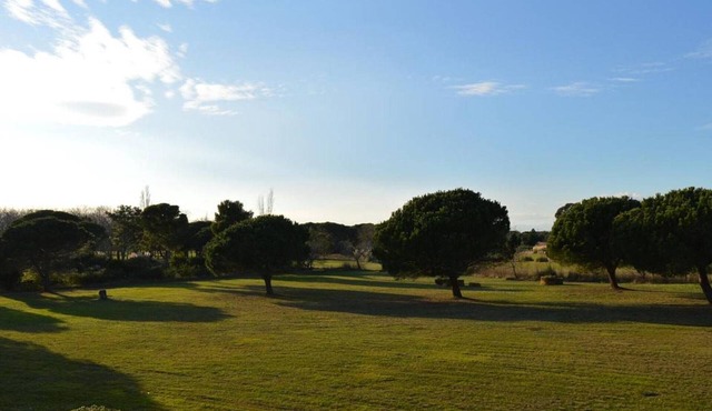 Charming 2-Room Apartment with Golf View, Terrace, A/C, Parking - 1300m from Beach