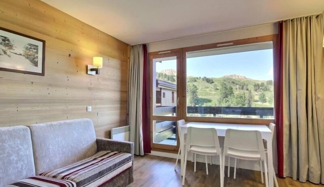 Charming 2-room apartment on slopes, pet-friendly, Wi-Fi