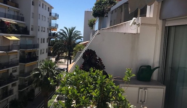 Charming 2-Room Apartment with Pool, Terrace, and Parking in Menton