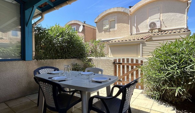 Charming 2-Room House with Mezzanine, Pool & Parking, Close to Beach - Sleeps 6