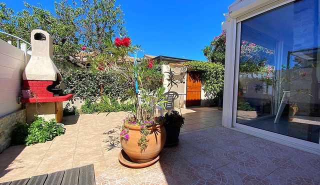 Charming 2-Room House, 4 Sleeps, A/C, Terrace, BBQ, Near Beach and Shops, Pet-Friendly