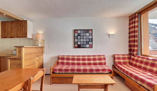 Charming 2-Room, South Balcony, Ski-In/Ski-Out