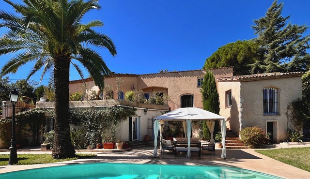 Charming 2-room villa 5 minutes from the golf courses, near the sea and mountains