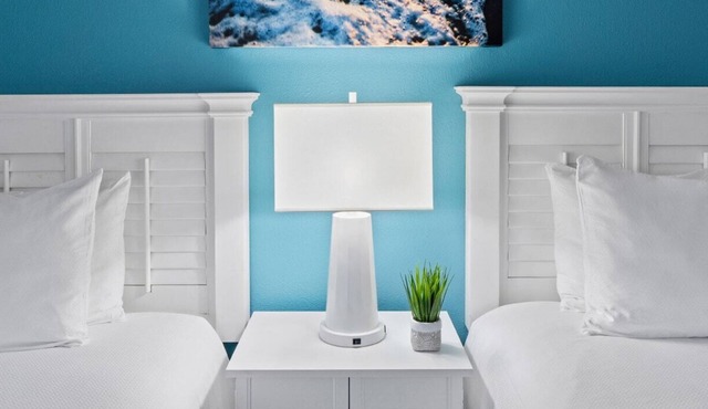 Charming 2 story, 2bdrm, 2.5 bath apt w/full kitchen in wonderful Jamestown.