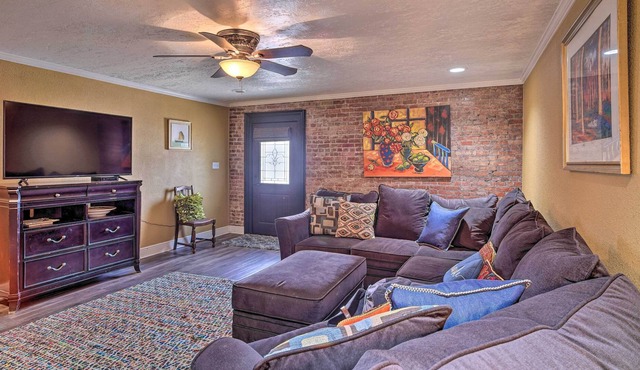 Charming 2-Story Apt - 26 Mi to Lake Charles!