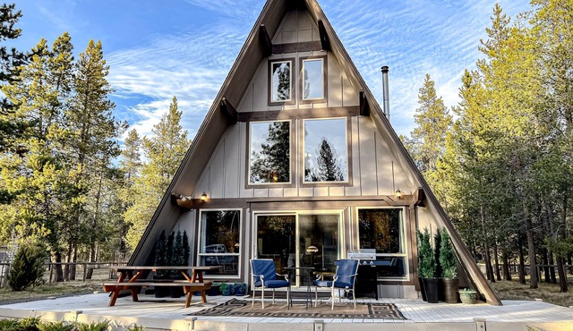 Charming 2-story chalet with deck, wood stove, Deschutes River access