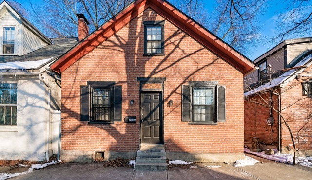 Charming 2-story on Historic City Park Ave in German Village. Pet-friendly sleeps 5.