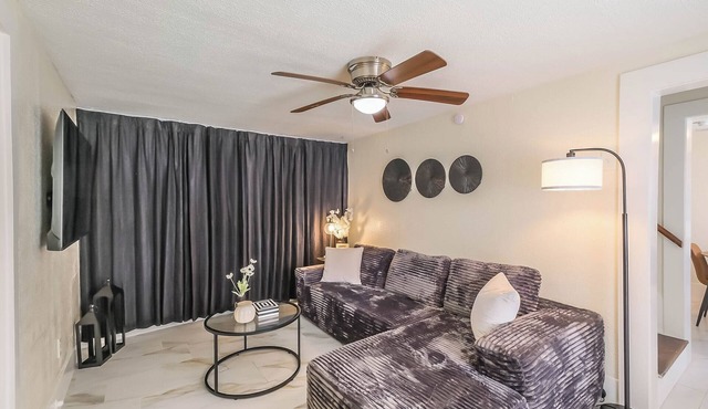 Charming 2-story private home sleeps 8 in the Heights with fast WiFi, smart TVs, ample parking, and a fenced patio + yard. Features a primary queen ensuite and quick access to Downtown.