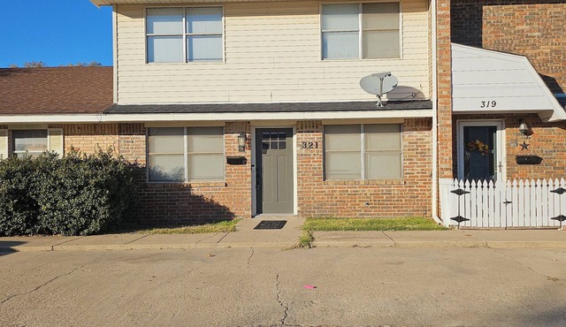 Charming 2-Story Townhouse Retreat – Perfect for Your Next Getaway!