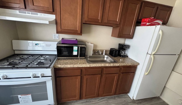 Charming 2-bedroom townhome with AC, WiFi in lovely Baltimore Highlands