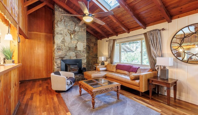 Charming 2-bedroom cabin in Idyllwild, right on Strawberry Creek, close to town