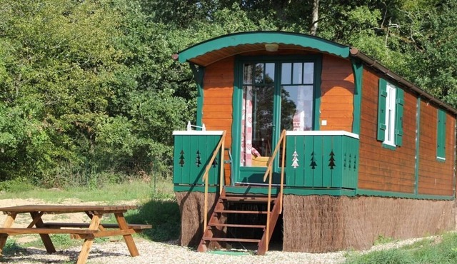 Charming 28m² Gypsy Caravan in Val de Loire, Sleeps 4, Near Castles & Bike Trails