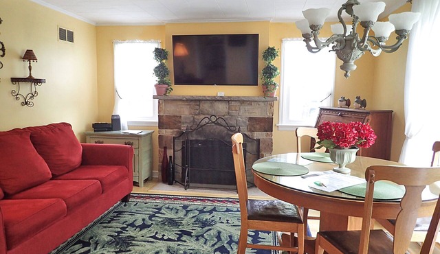 Charming 2B/1B Cottage, Private Patio, Downtown, OffStreet Parking, Dog Friendly