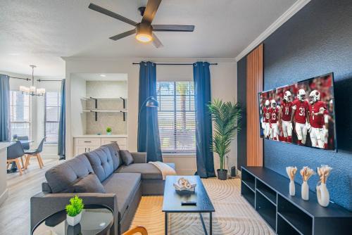 Charming 2B King Bed with Pool Hot Tub, Gym, Parking