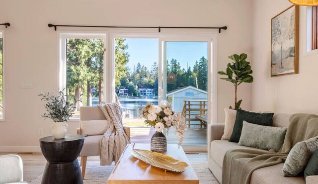 Charming 2b2b with Lakefront View at Shady Lake