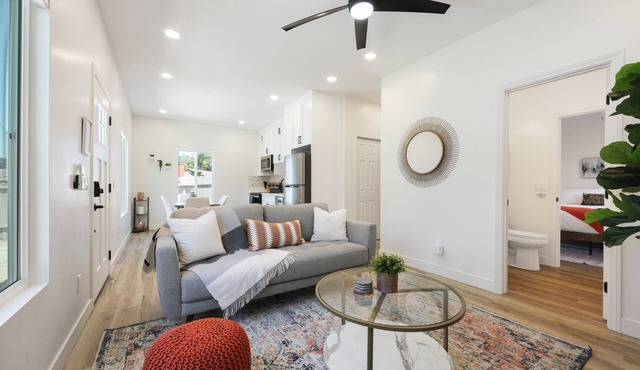 Charming 2bd/2ba bungalow in brilliant San Marcos w/WiFi, AC, Private Driveway
