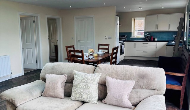 Charming 2BD Country Bungalow on Working Farm in Kent Countryside